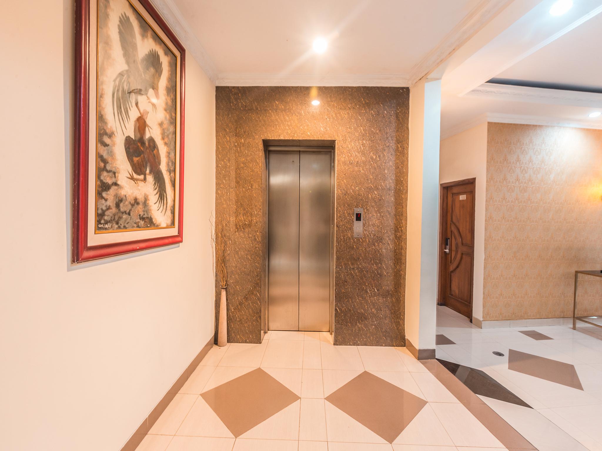 Oyo 1667 Wisma Lux Barkah Jakarta Exterior photo